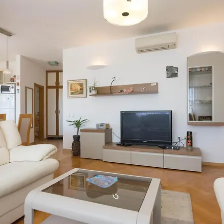 Spacious On A Great Location -apartment Kuhta Apartman